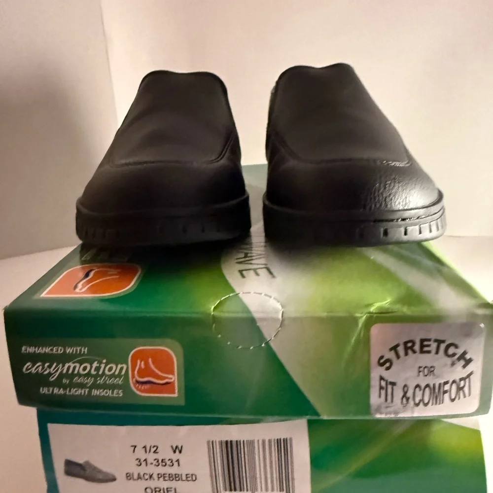 Easy Street Oriel Black Pebbled Slip On New Women's Loafers Size 9